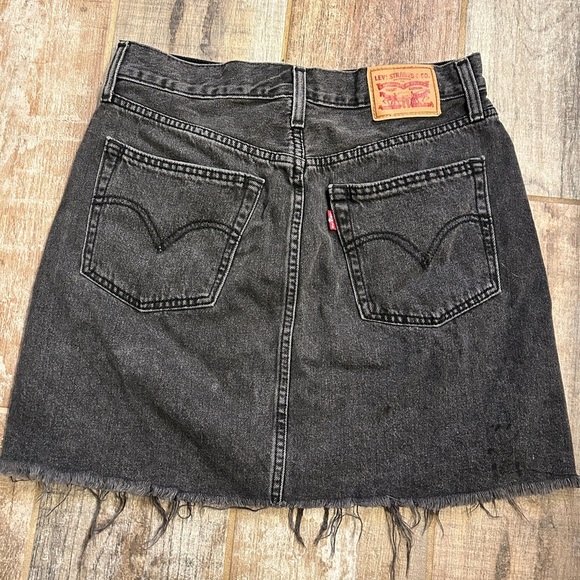 Levi’s distressed High rise Button fly black Charcoal mini Skirt Raw Hem Size 29 - Picture 3 of 6